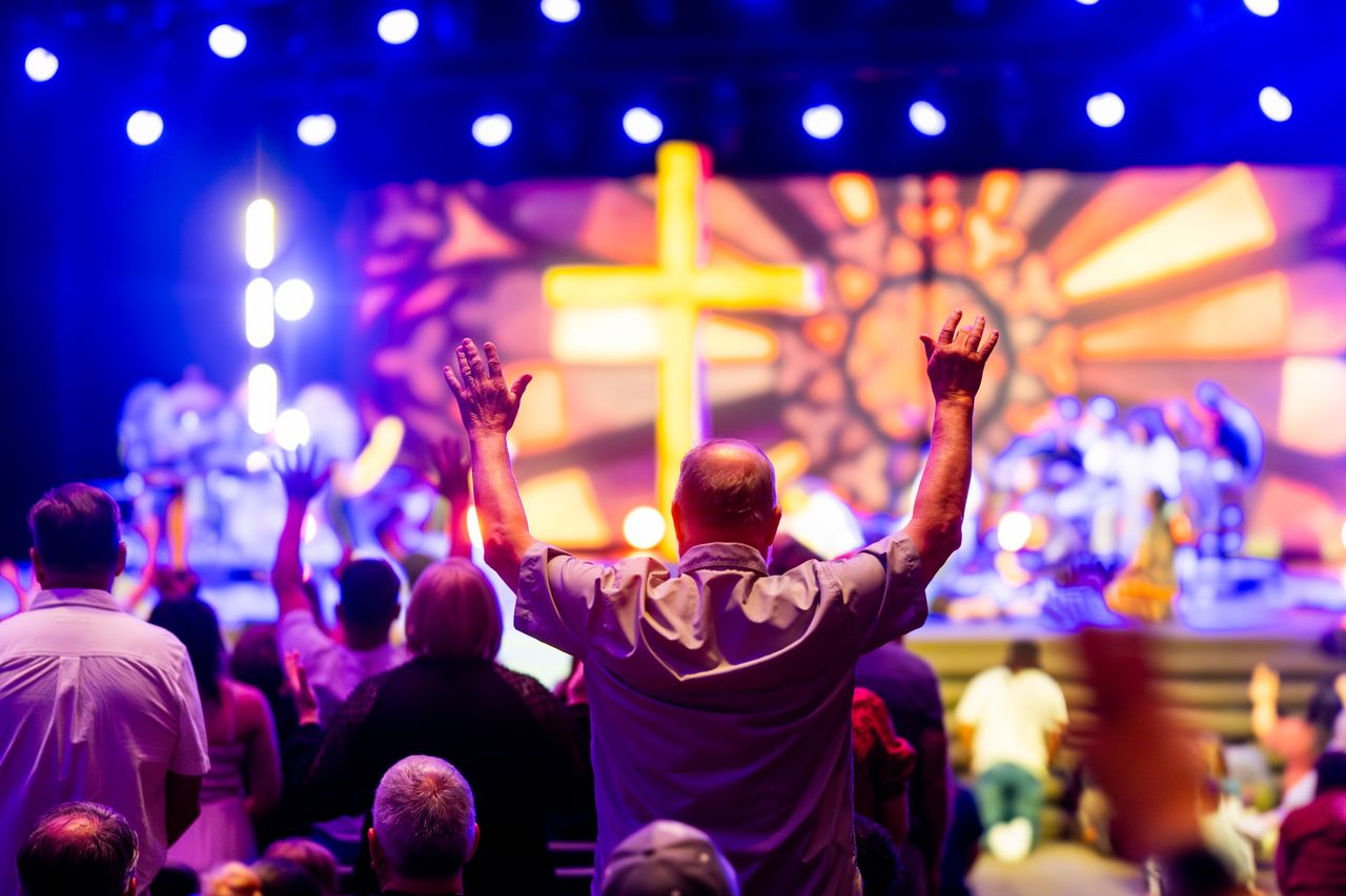 Congregação durante culto em igreja moderna